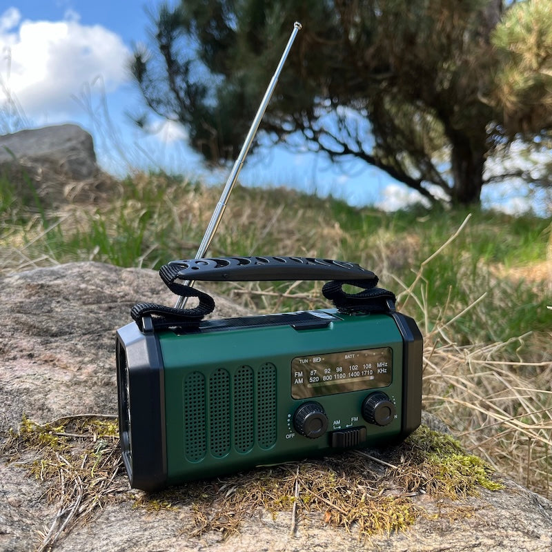 Nødradio med håndsving og powerbank til hjemmeberedskab