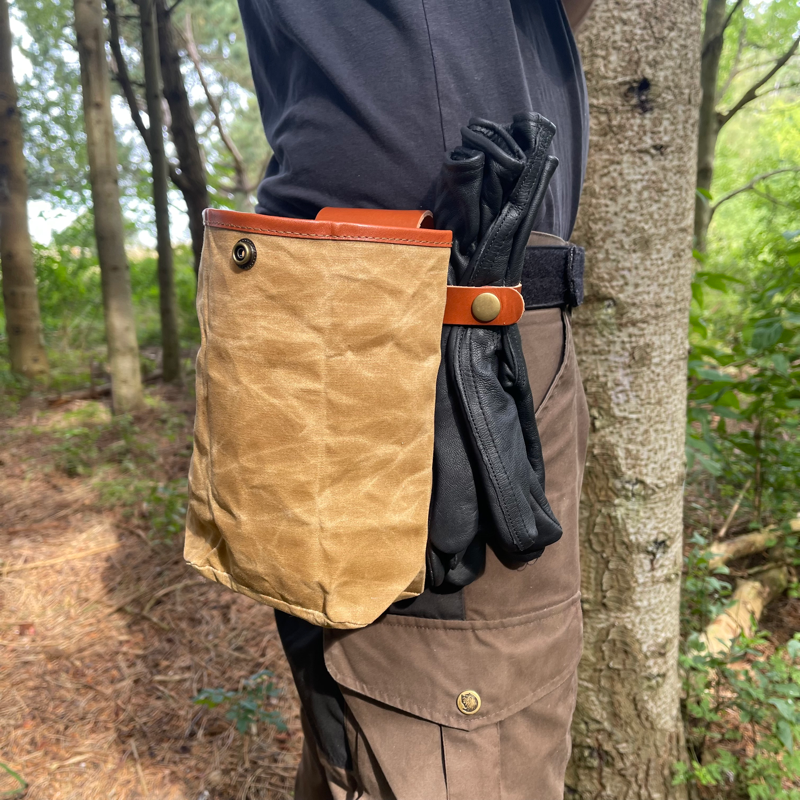 sankepose i vokset canvas fra Cuma Gear