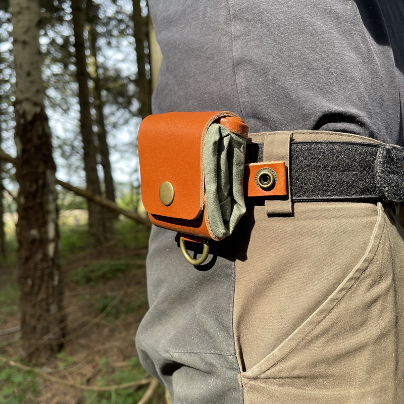 sankepose i vokset canvas fra Cuma Gear