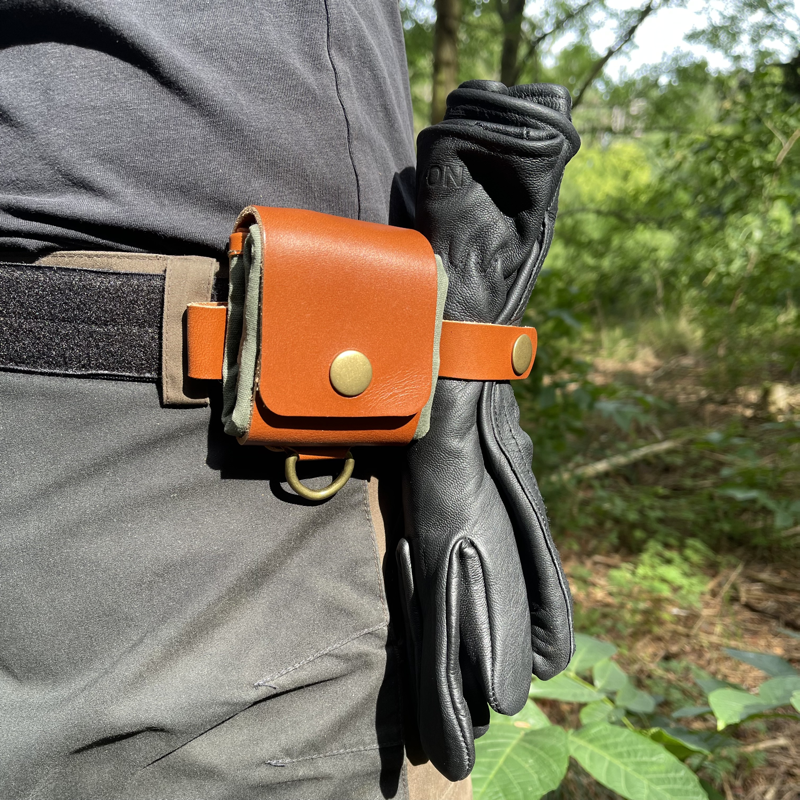 sankepose i vokset canvas fra Cuma Gear