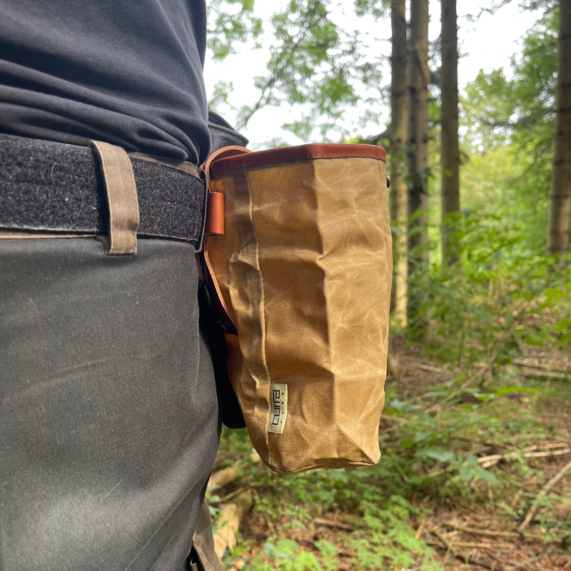 sankepose i vokset canvas fra Cuma Gear