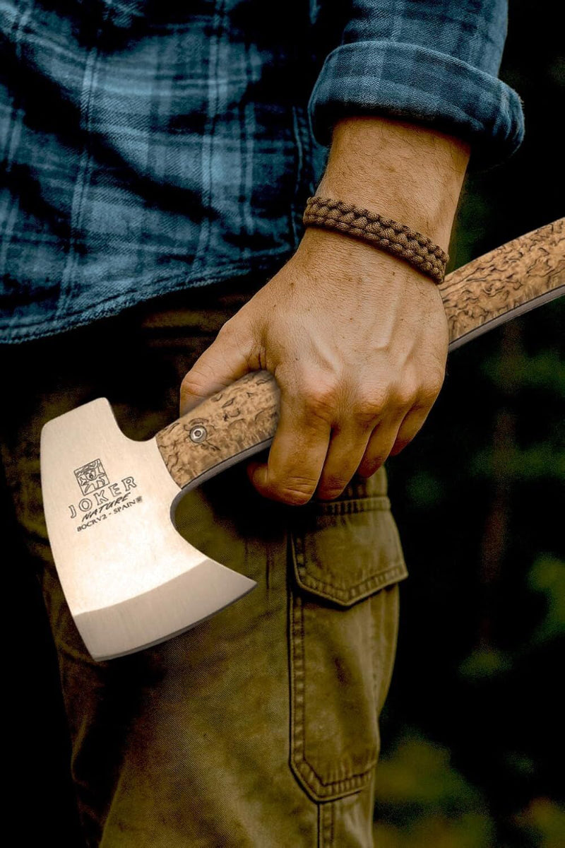 Nature Hatchet håndøkse med håndtag i curly birch fra Joker knives